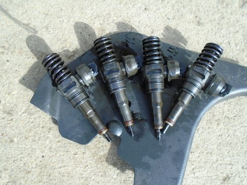 Injector vw golf 4 cod 038130073ag