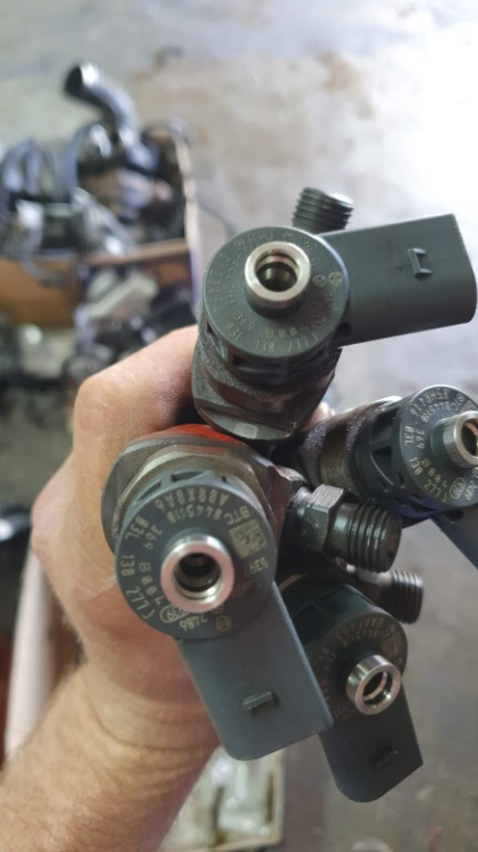 Injector VW Passat B7 2.0 dci COD: 03L130277J / 0445110369