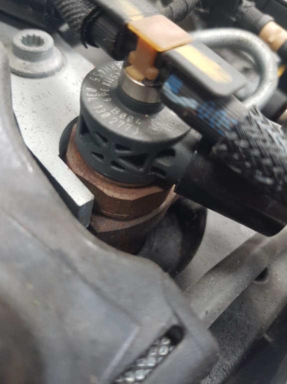 INJECTOR VW PASSAT B7 2.0 TDI CFFB COD 03L 130 277 J / 03L130277J / 0445110369