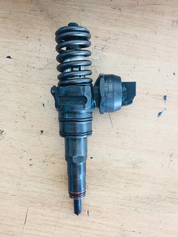 Injector vw passat skoda golf touran 1.9