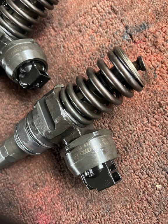 Injector VW Transporter T5 1.9 TDI 038130073BN