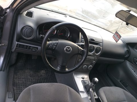 Interior a fata mazda 6 2005