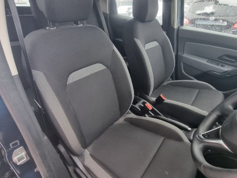 Interior Complet Material Duster 2019