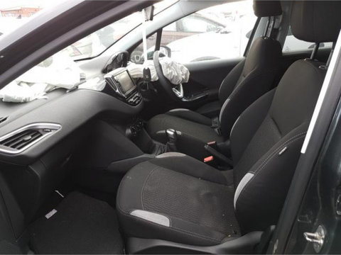 Interior complet Peugeot 208 2014 1.2 Benzina Cod motor: HMZ (EB2F) 82 CP