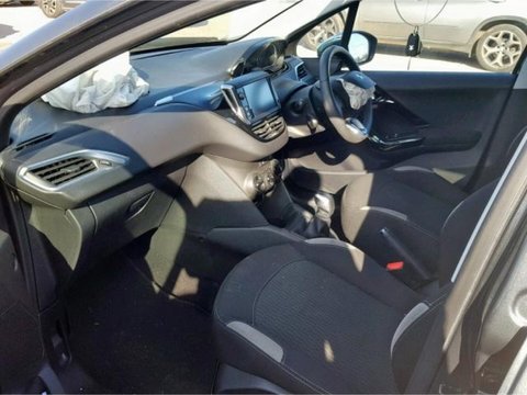Interior Peugeot 208 2015 1.2 Benzina Cod motor: HMZ (EB2F) 82 CP Culoare gri,material textil