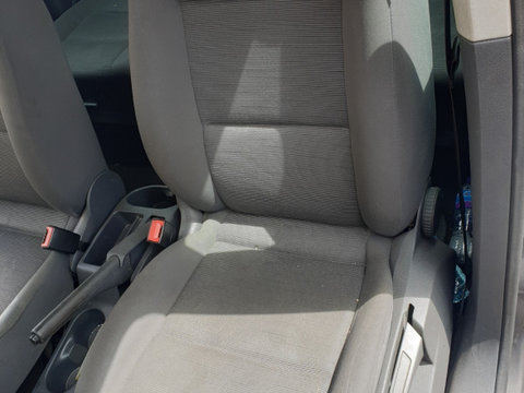 Interior Textil Fara Incalzire 7 Locuri Scaun Scaune Si Bancheta cu Spatar Volkswagen Touran 2003 - 2015 999,99lei (scaunele fata prezinta arsuri de tigara)