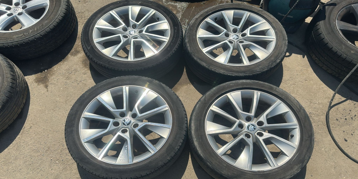 Jante aliaj cu anvelope 18 - set Dimensiune: 215/50R18 Dot 2019 7Jx18 ET45 Skoda Karoq [2017 - 2020]