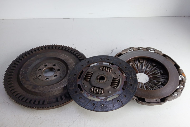 Kit ambreiaj cu volanta masa simpla 2.5 dci 8200509932 b Opel Movano A [1998 - 2003]