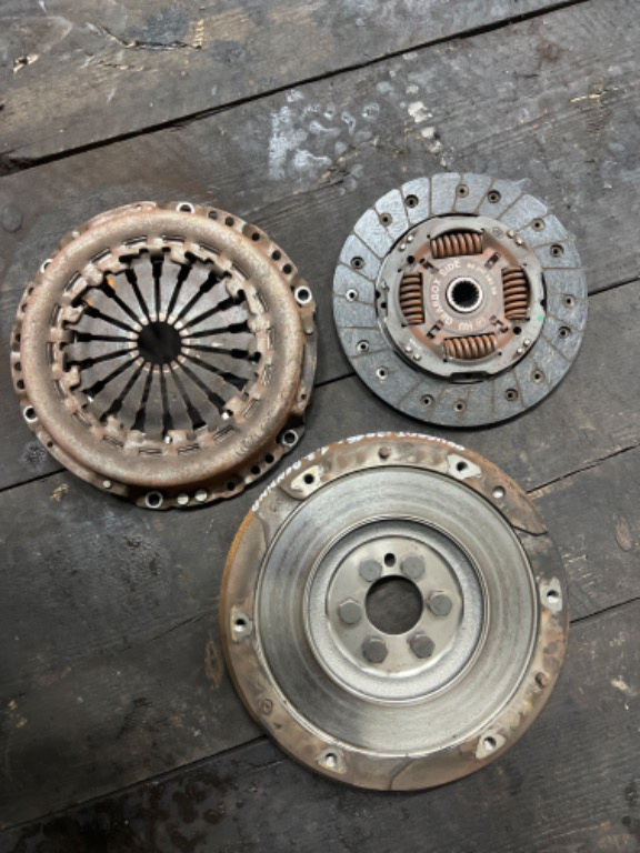 Kit Ambreiaj Volanta disc Peugeot 2008 301 Motor 1.2 benzina cutie manuala 5 trepte cod 9801139380 2015 2016