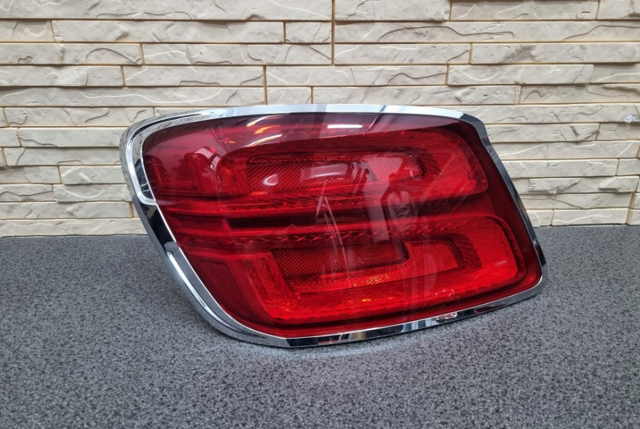Lampă spate stânga Bentley Continental Flying Spur III