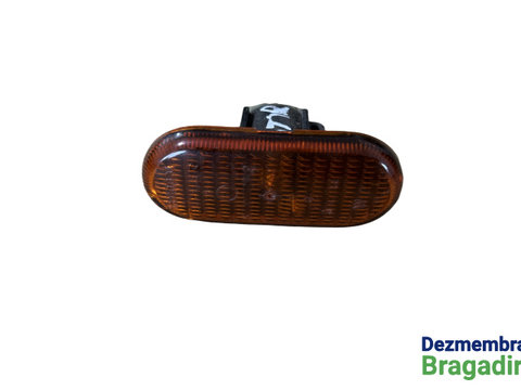 Lampa semnalizare pe aripa dreapta 7700822136 Renault Clio 2 [1998 - 2005] Hatchback 3-usi II (BB0/1/2_ CB0/1/2_)