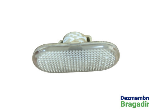 Lampa semnalizare pe aripa fata dreapta Dacia Logan [2004 - 2008] Sedan 1.4 MT (75 hp) Cod motor: K7J-A7