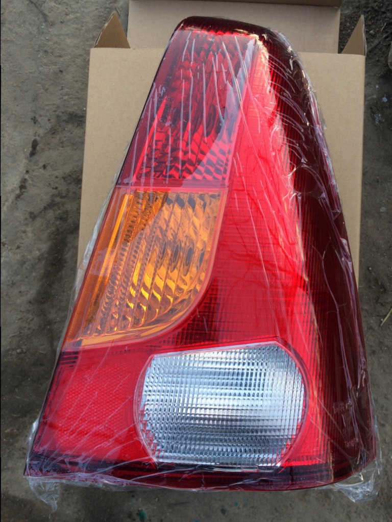 Lampa stop dreapta noua Dacia Logan 2004-2007 cu semnal galben.