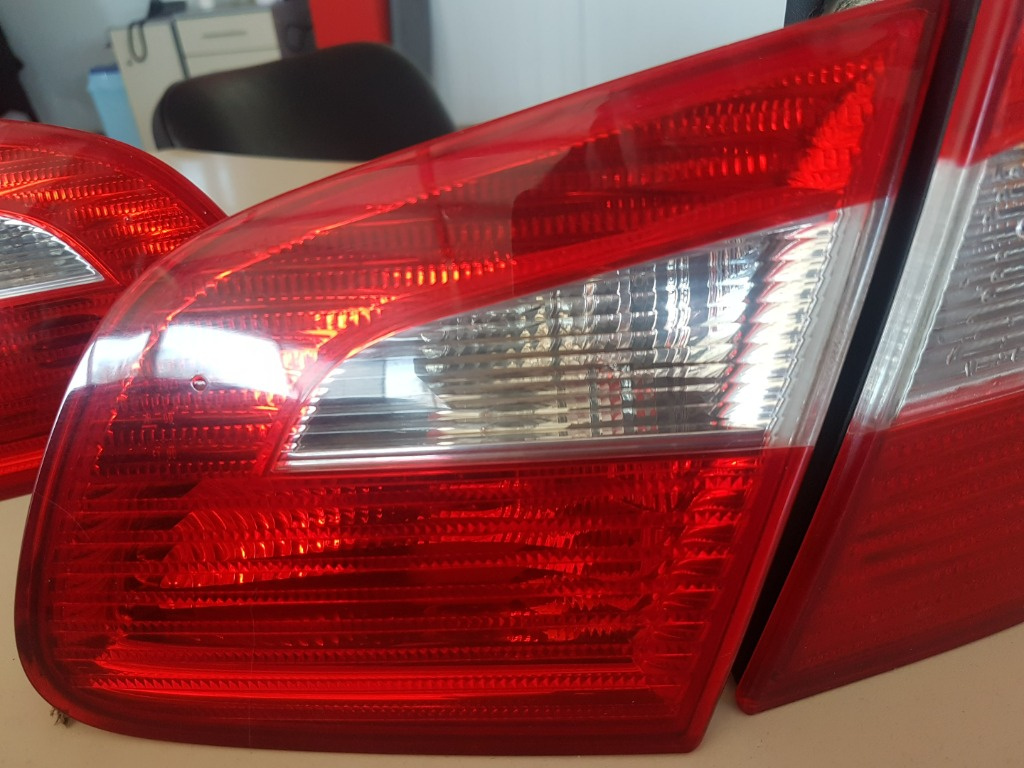Lampa stop dreapta pe capota portbagaj 3T5945094 Skoda Superb 2 2012 Berlina 1.6 TDI, 77kw, E5