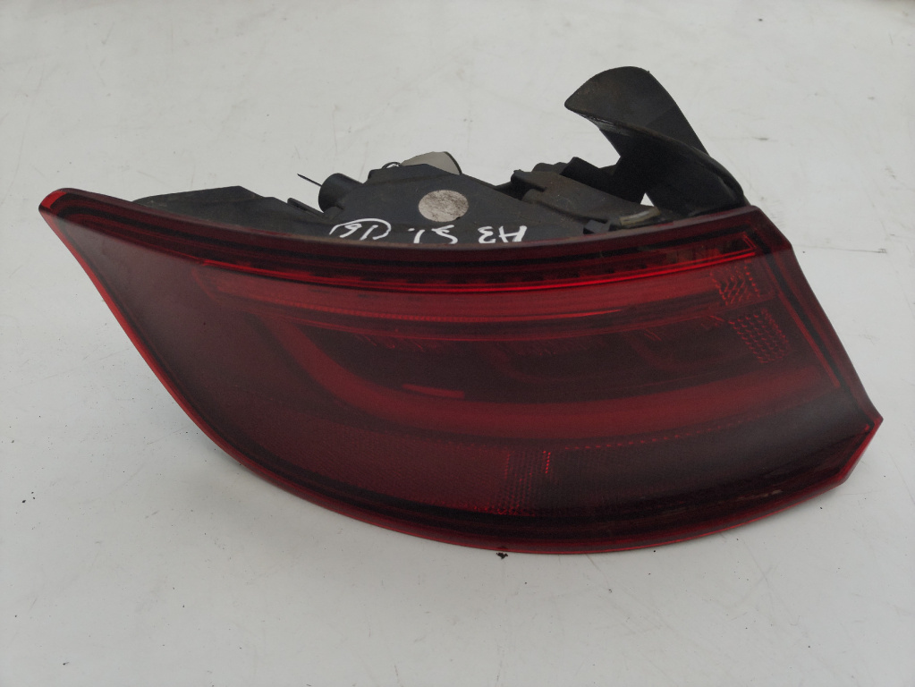 Lampa stop stanga spate pe aripa Audi A3 Sportback an 2025 CXX 1.6 TDCI 1598 cmc 90 cp DIESEL cod piesa 8V4945095D