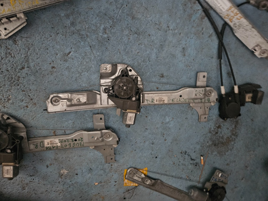 Macara cu motoras dreapta fata Peugeot 208