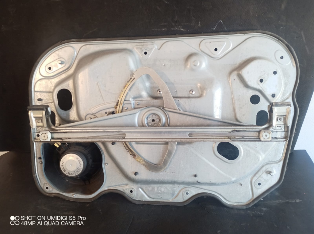 Macara cu motoras stanga fata Ford FOCUS Mk 2 2004