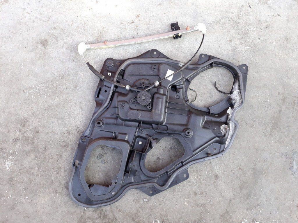 Macara DR Fata Pentru Mazda 3 An 2005 cod 4011060