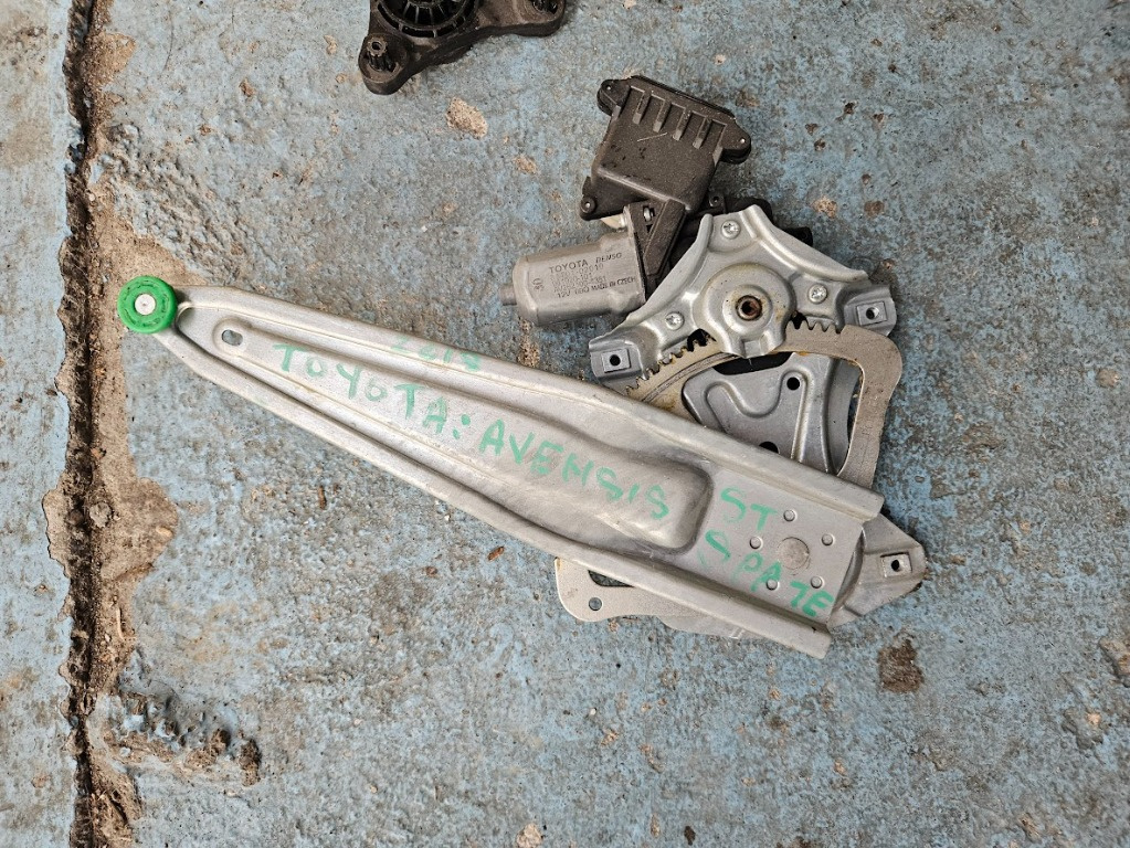 Macara geam cu motoras stanga spate Toyota Avensis T27 break din 2013