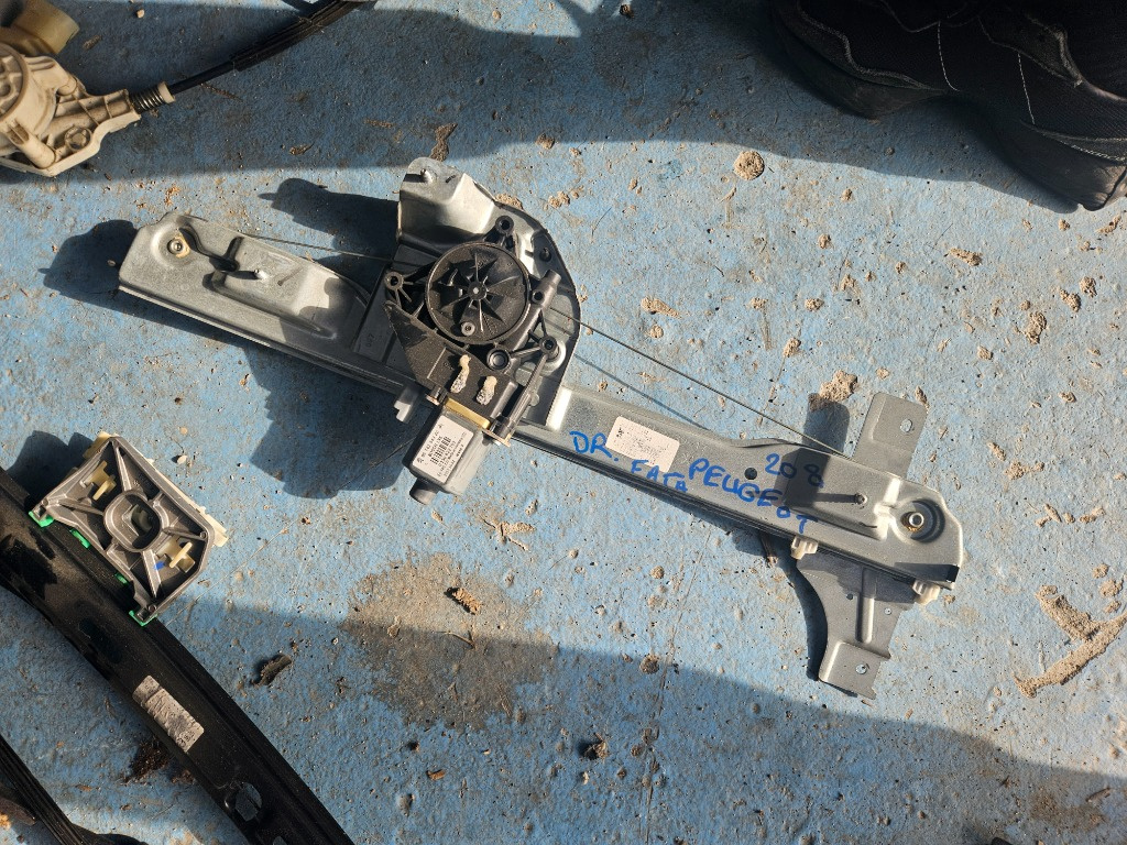 Macara geam dreapta fata cu motoras Peugeot 208 din 2014 2015 2016