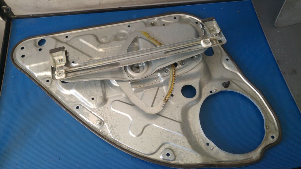 Macara geam dreapta spate ford focus 2 3m51-r27000