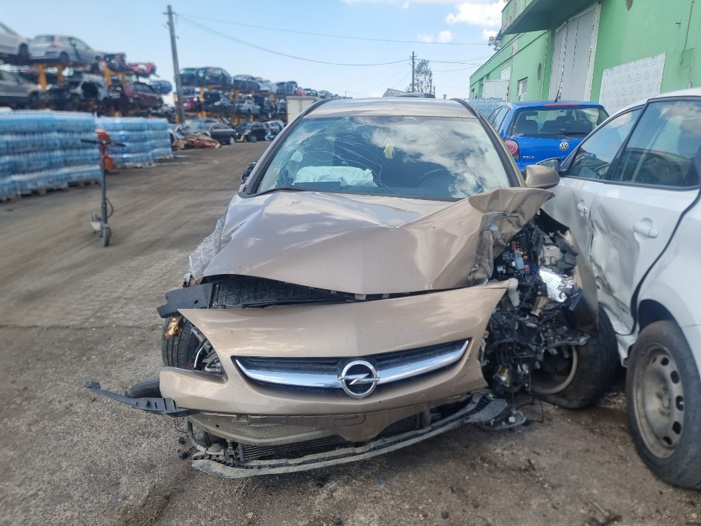 Macara geam dreapta spate Opel Astra J 2013 break 1.7 cdti A17DTS