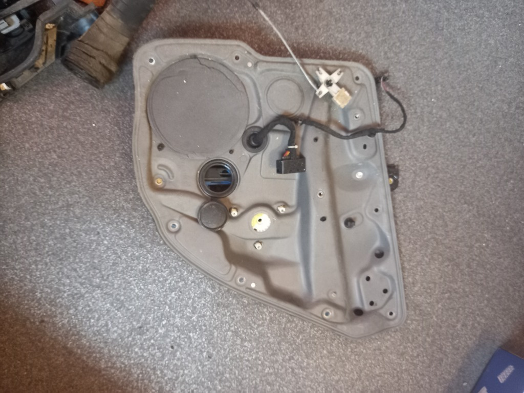 Macara geam dreapta spate VW Golf 4 break cod produs:1J4839756E/1J4 839 765 E