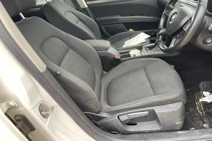 Macara geam fata stanga electrica Skoda 