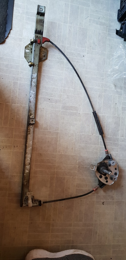 Macara geam manuală dreapta fata Volkswagen Transporter T4