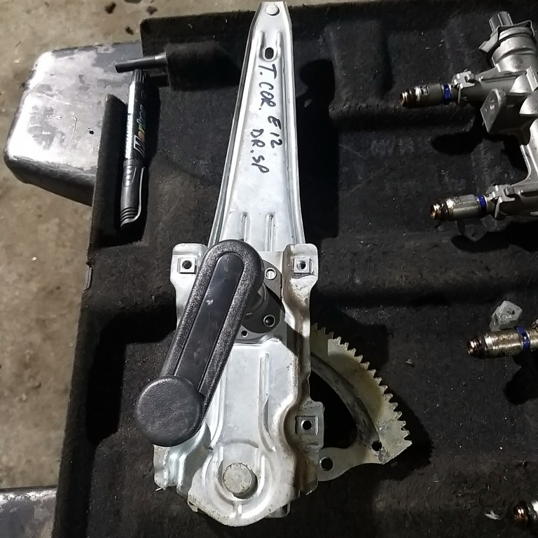 Macara geam manual usa spate Toyota Corolla E12