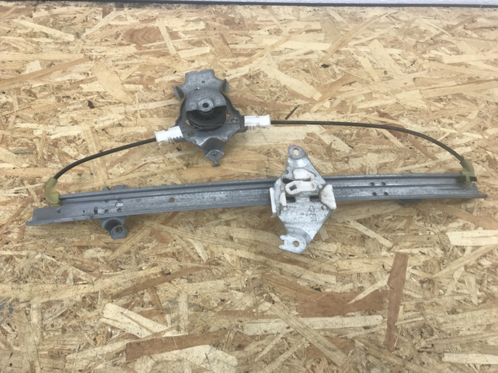 Macara geam usa dreapta spate NISSAN NAVARA D40 20