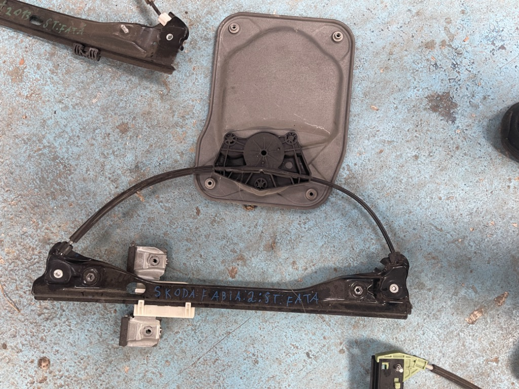 Macara stanga fata Skoda Fabia 2 2010