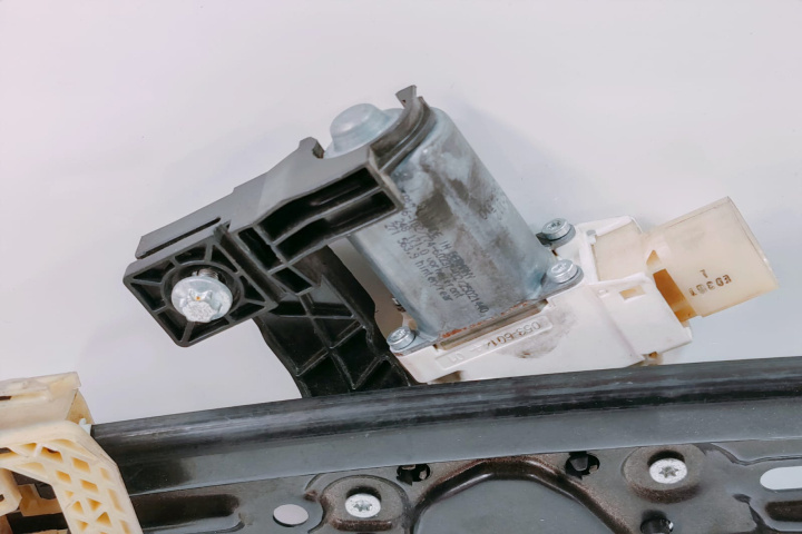 Macara stanga spate cu motoras 7182121F1