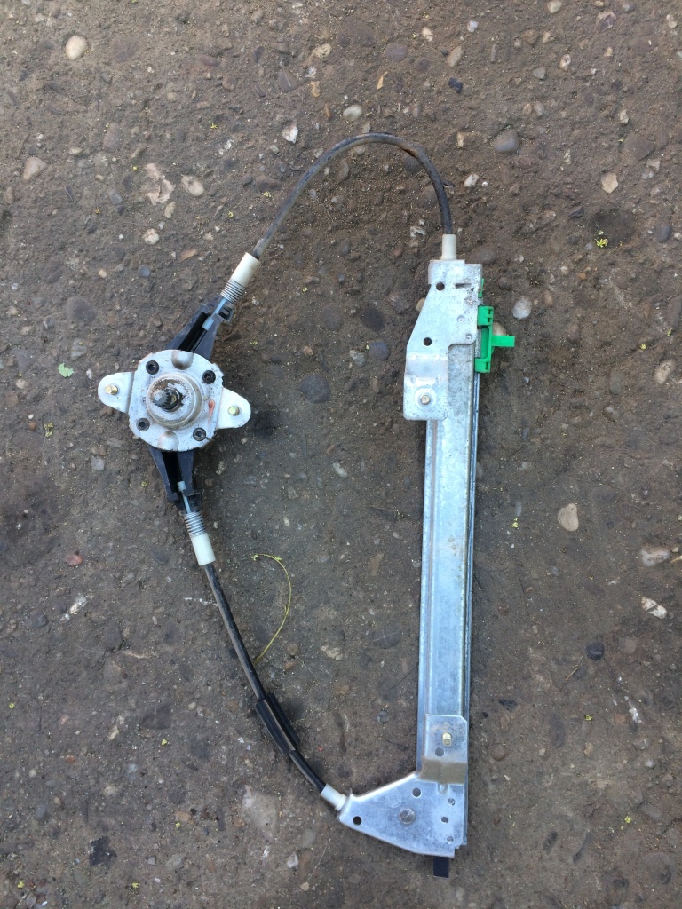 Macara stanga spate fiat punto an 2004