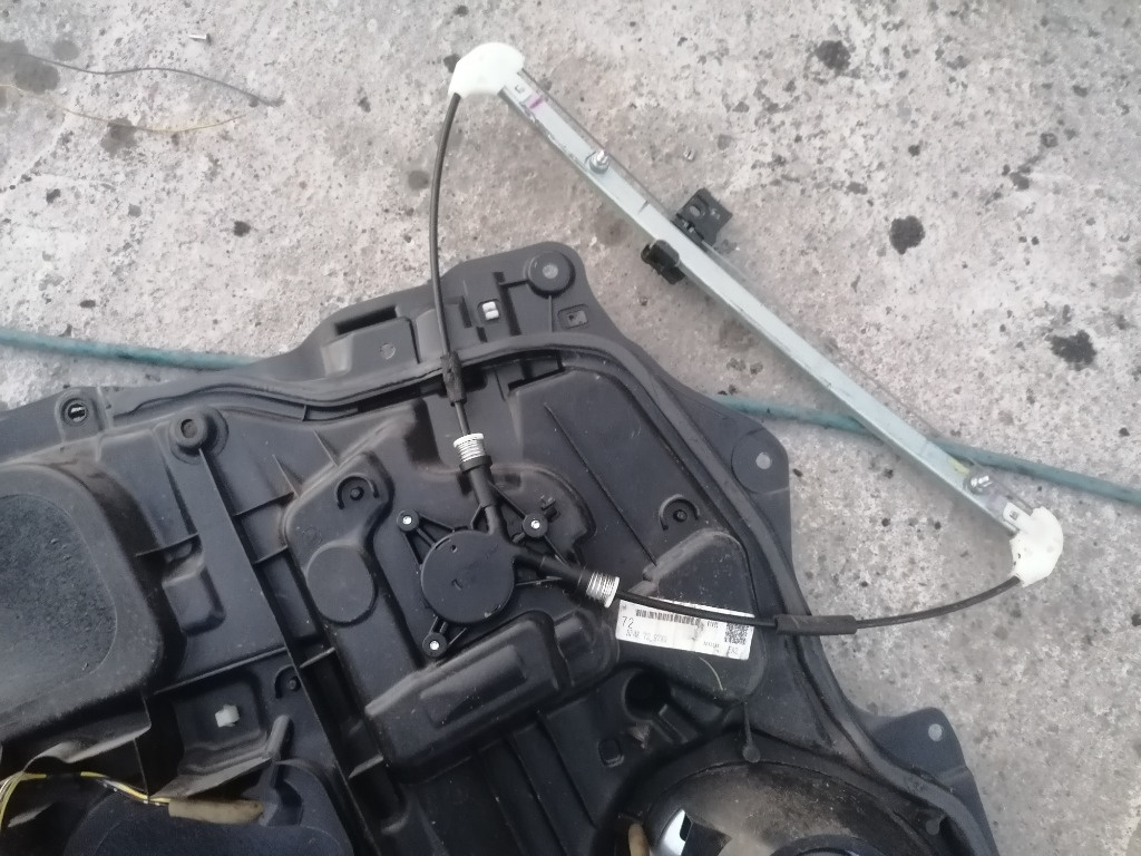 Macara usa dreapta spate Mazda 3 BK hatc