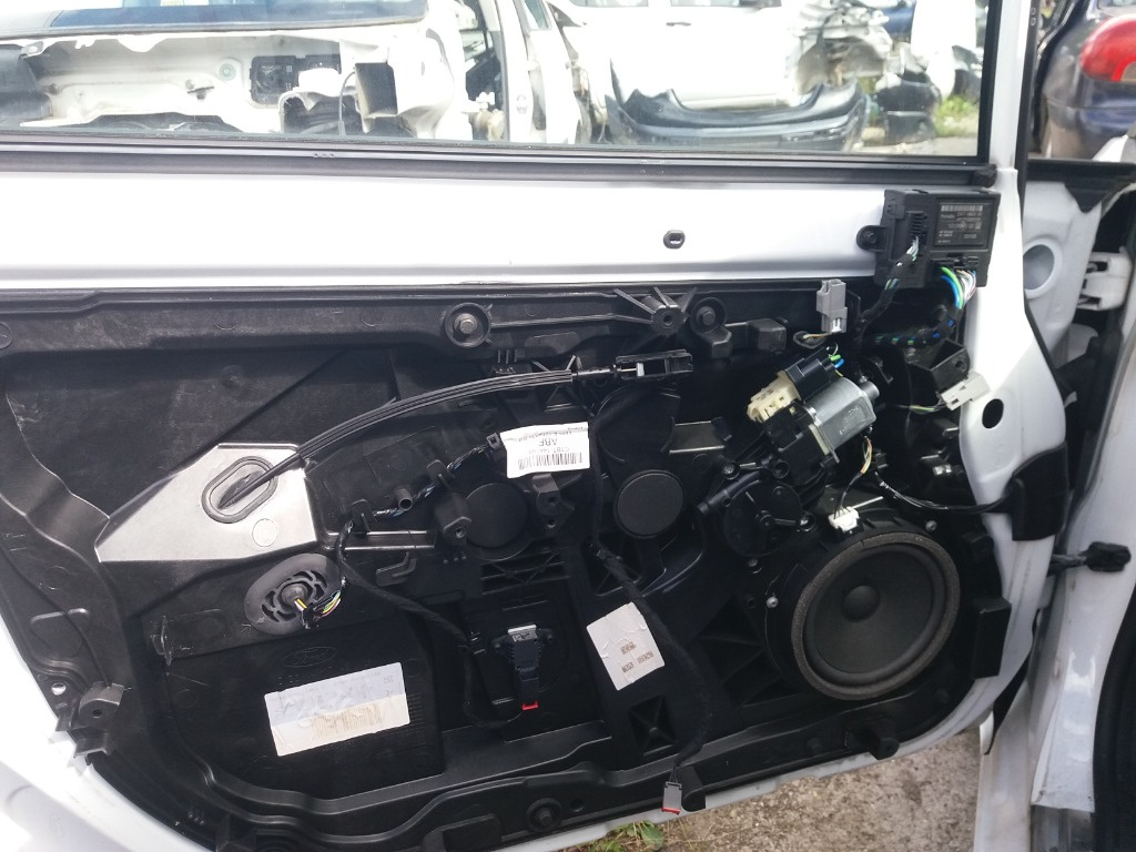 Macara usa stanga fata cu motoras ford fiesta 2015