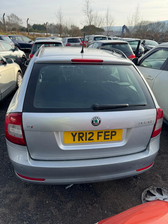 MANER EXTERIOR USA STANGA SPATE SKODA OC