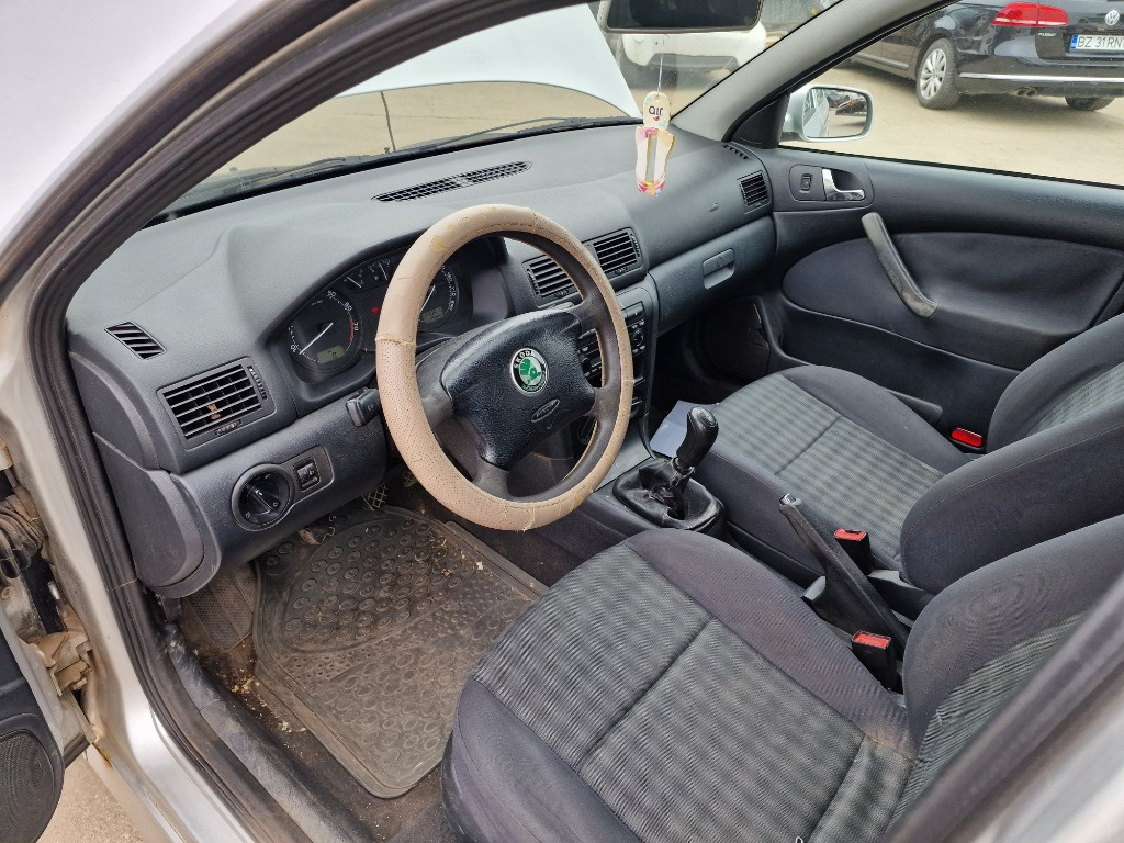 Maner usa interior stanga spate Skoda Octavia 1 Break 2004 1.6 Benzina BFQ 75KW/102CP (motor defect)