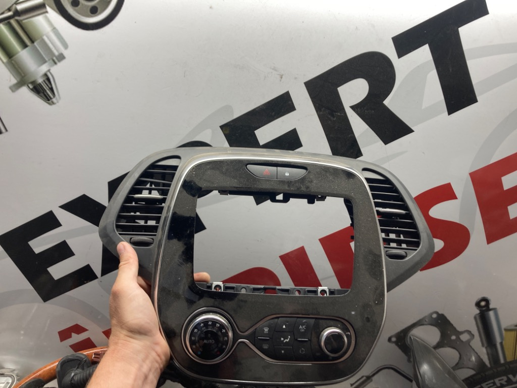 Masca ornament navigatie cu guri ventilatie renault captur an 2018