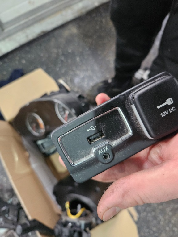Modul auxiliar si usb Jeep Renegade din 2017