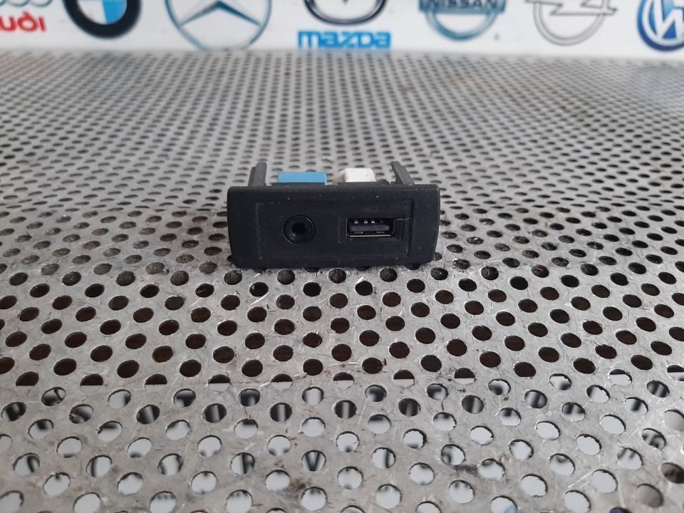 Modul Auxiliar Usb Mercedes Vito Viano V Class W447 Dupa 2014