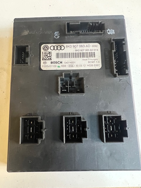 Modul confort 8K0 907 063 AD 8K0 907 063 AD 8K0 907 063 AD Audi A4 B8/8K [facelift] [2011 - 2016] Avant wagon 5-usi 2.0 TDI multitronic (143 hp) Audi A4 B8 break,2.0 tdi 143cp cod motor CJCA,cutie automata cod NYM,culoare argintie LX7W