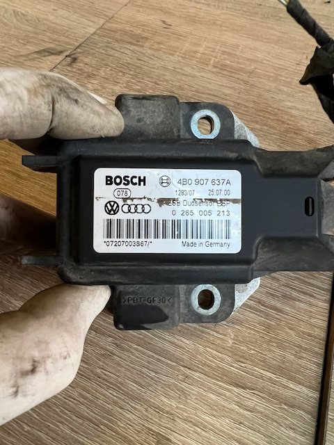 Modul esp 4B0 907 637 A 4B0 907 637 A 4B0 907 637 A Volkswagen VW Passat B5 [1996 - 2000] wagon 1.9 TDI MT (115 hp) Passat B5 break 1.9 tdi 85kw 115cp cod motor ATJ,cutie manuala 5 tr EYZ cod culoare LB6G
