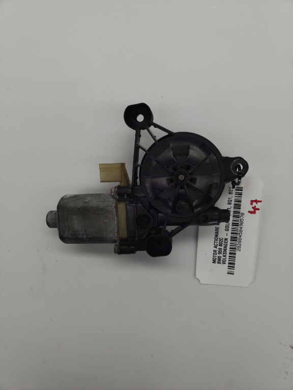 Motor actionare geam Volkswagen Golf 7 (5g1, Bq1, Be1, Be2) 2.0 Gtd an 2015 CUNA , 135 kW / 184 CP , 1968 cmc / 2 l DIESEL cod piesa 8W0959802c