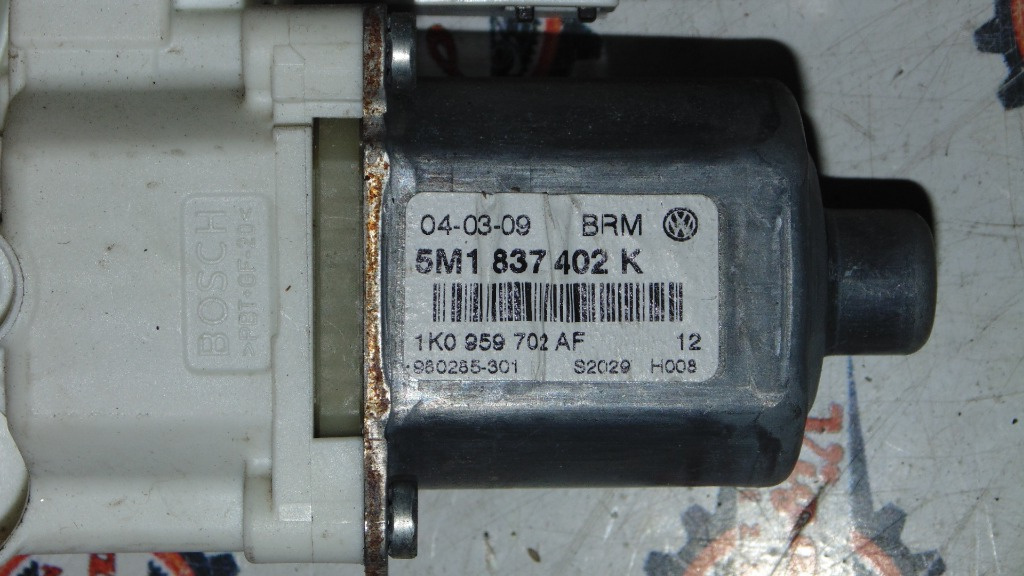 Motor macara electrica dreapta fata VW Golf 5 Plus cod 5m1837402k