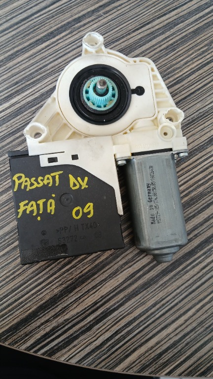 Motoraș macara geam dreapta față cu modul VW Passat B6, an fabricație 2008, cod 1K0959702, 1K0959792G