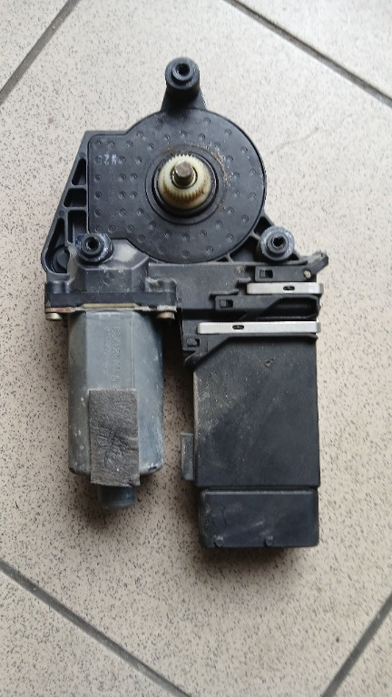 Motoraș macara geam dreapta fata cu modul Skoda Octavia 1, an fabricație 2003, cod 104415-302