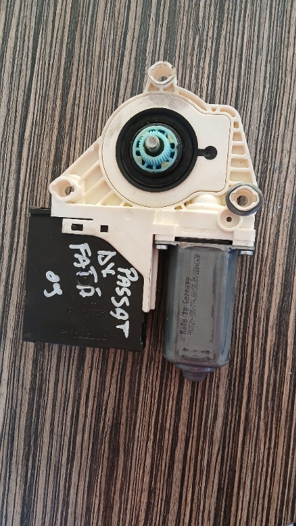 Motoraș macara geam dreapta fata VW Passat B6, an fabricație 2009, cod 1K0 959 792 L / 1K0 959 702 P