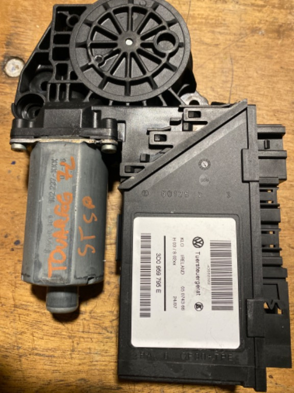 Motoraș macara geamuri VW Touareg 7L stânga spate cod 3D0959795E