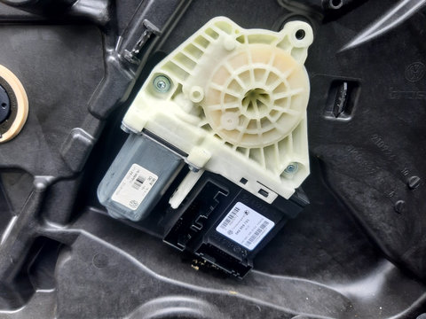 Motoras cu modul 5K0959793 stanga fata VW / SKODA